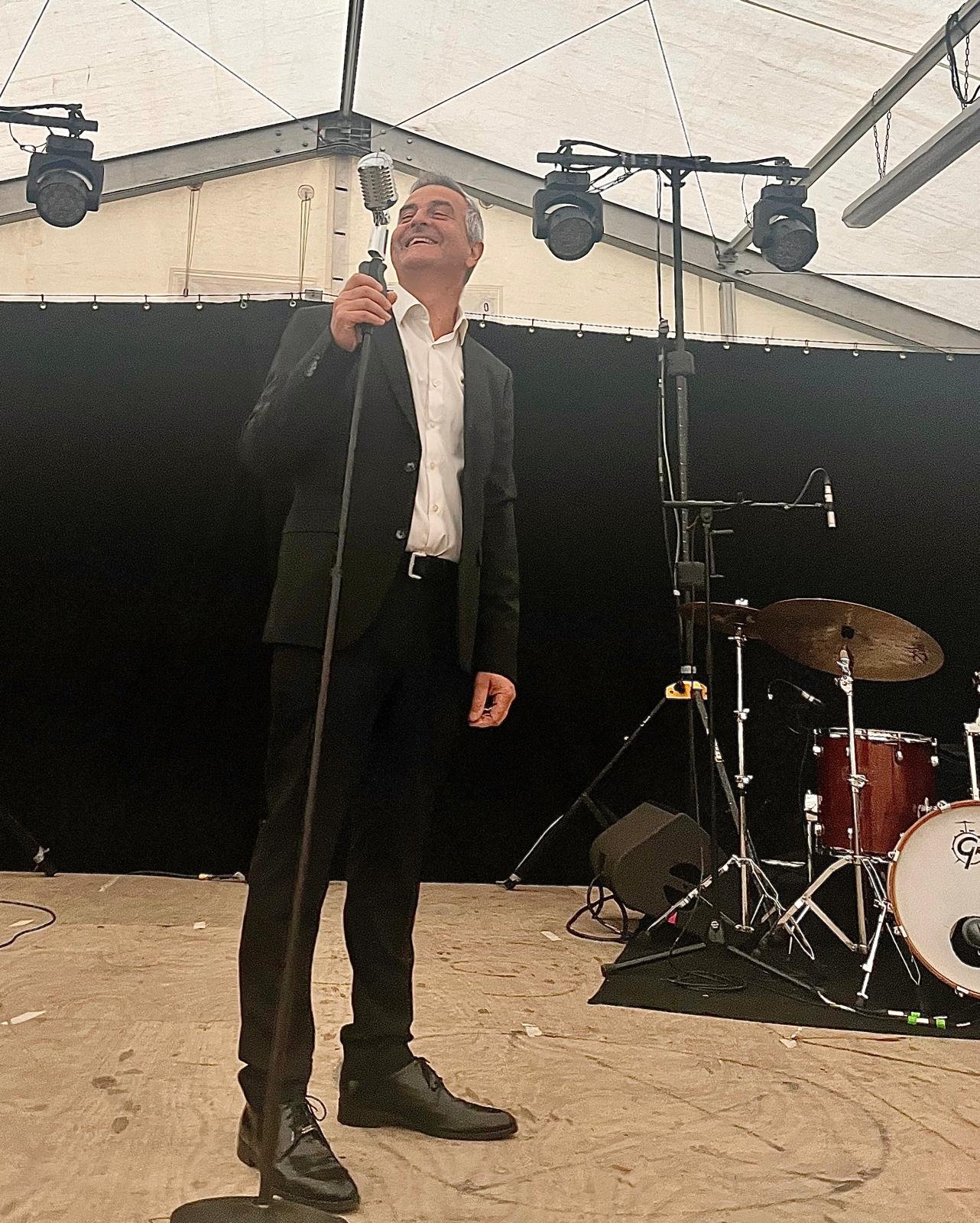 Claude Tedesco au chant, micro à la main sur scène